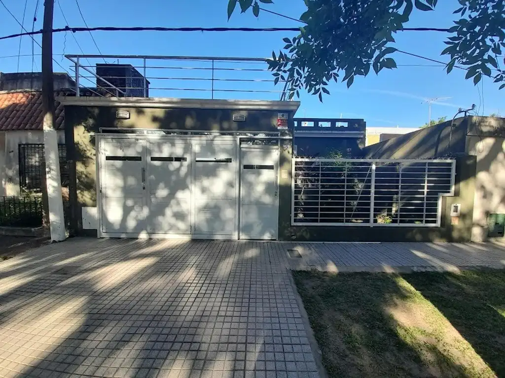 CASA 4 o 5  DORMITORIOS Y GARAGE