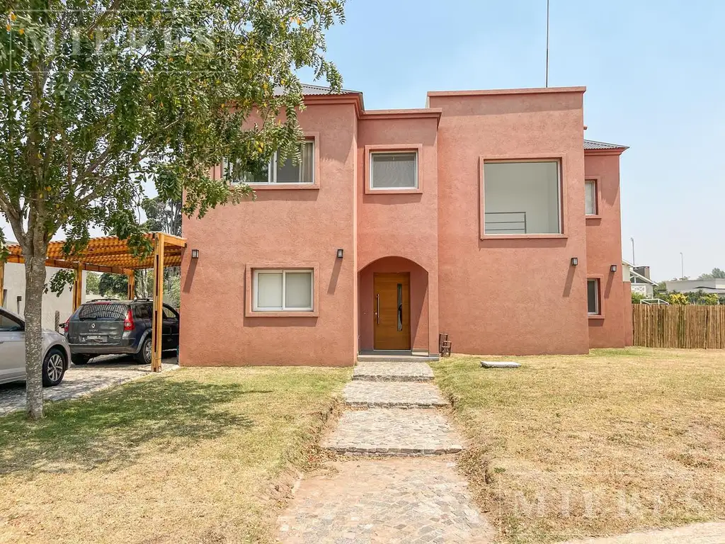 Casa en venta sobre lote interno en area 3 San Matias