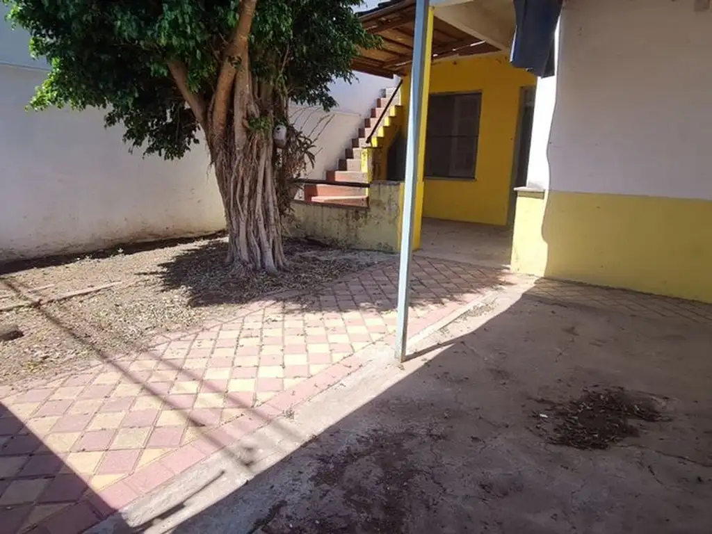 Casa al frente con cochera en venta