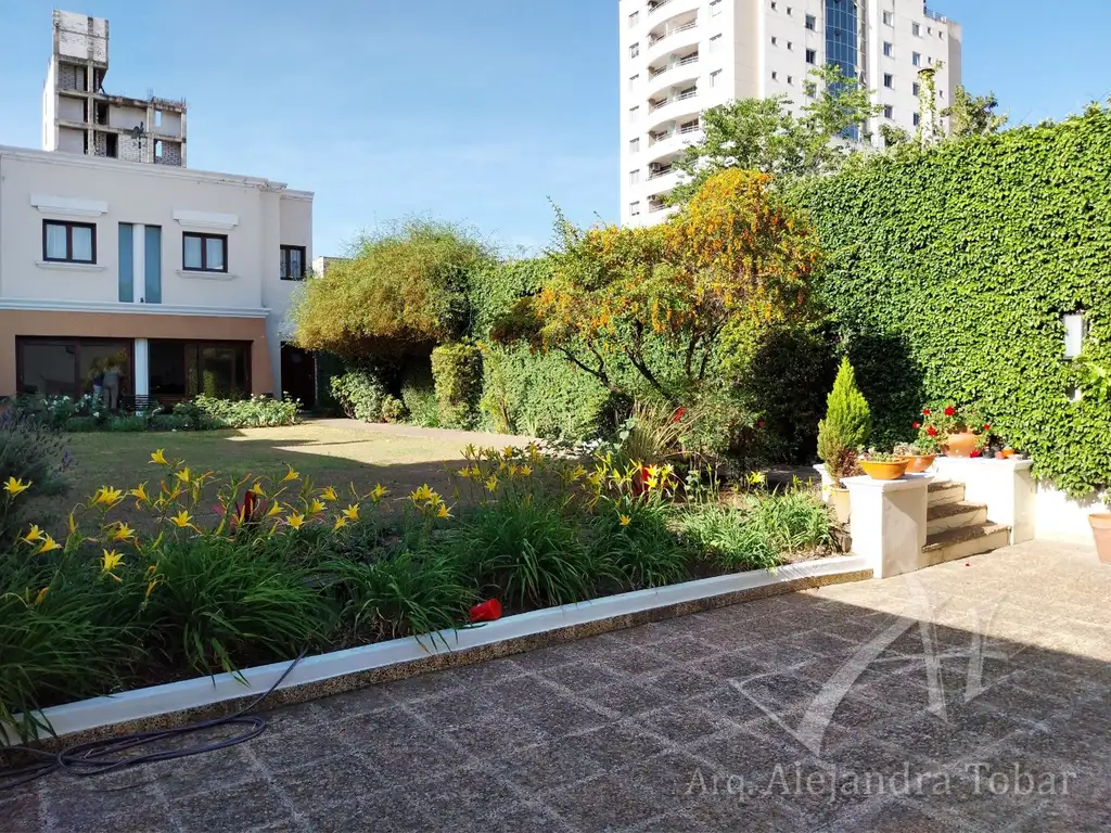 Excelente casa con gran terreno a 7 cuadras de Plaza 9 de Julio