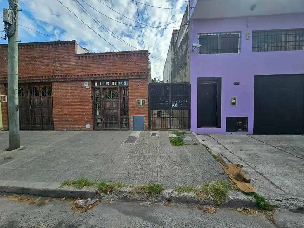 Venta casa tipo dpto en Levalle al 200 Bernal