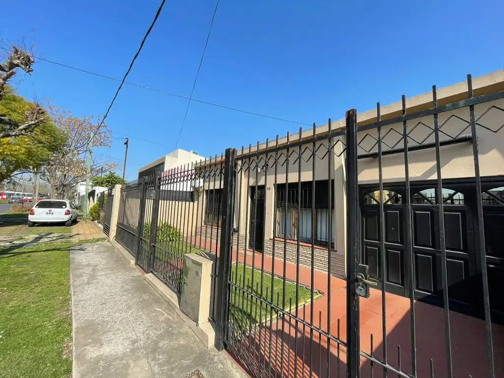 Casa en venta - 3 dormitorios 2 baños - 300mts2 - La Plata