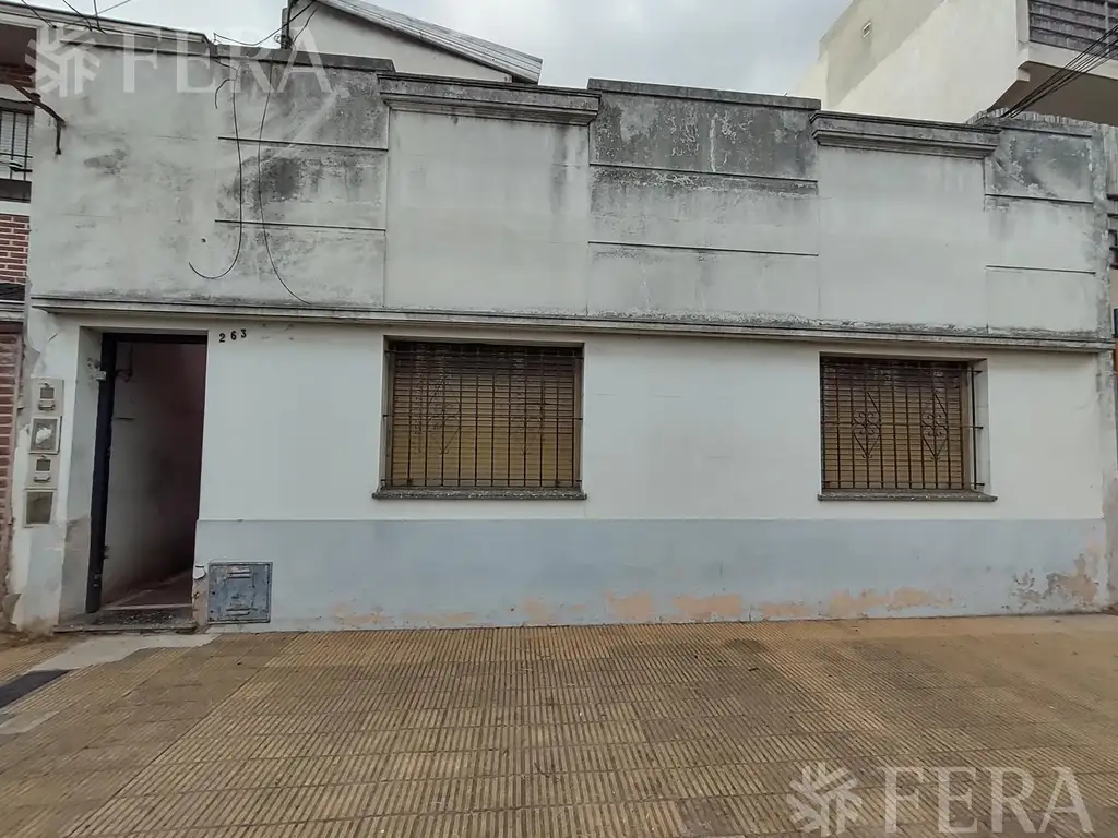 Venta casa de 8 ambientes con patio en Wilde