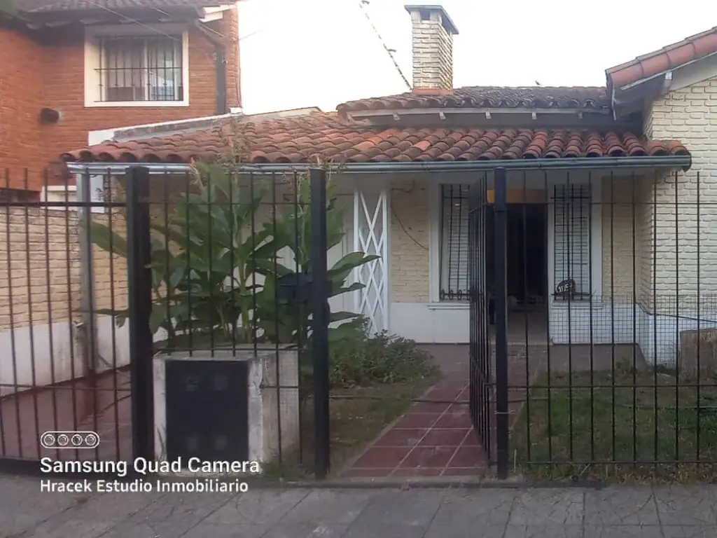 Chalet reciclado, buena ubicación en Ituzaingó norte.