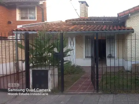 Chalet reciclado, buena ubicación en Ituzaingó norte.