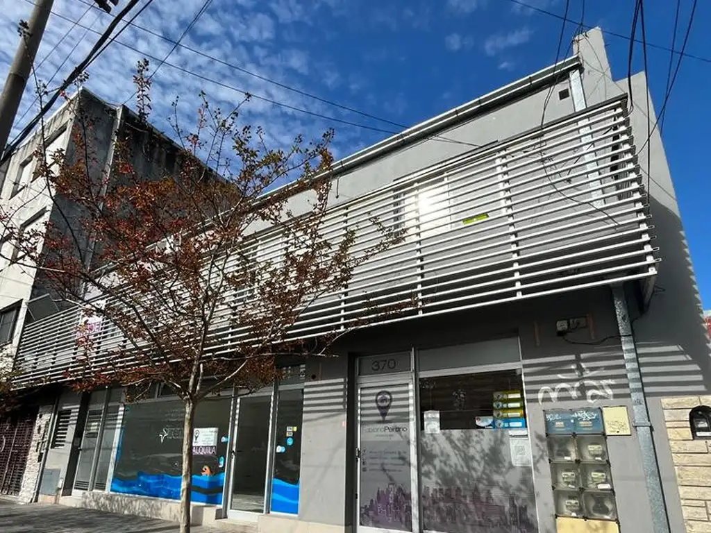 Edificio en 2 plantas. Con locales y departamentos. EXCELENTE ZONA DE CAMPANA