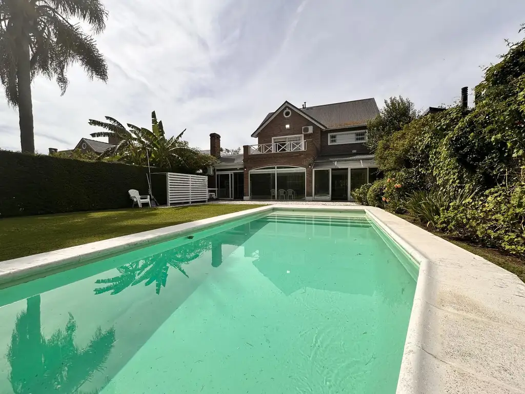 Hermosa casa en Fisherton tradicional, con parque y pileta