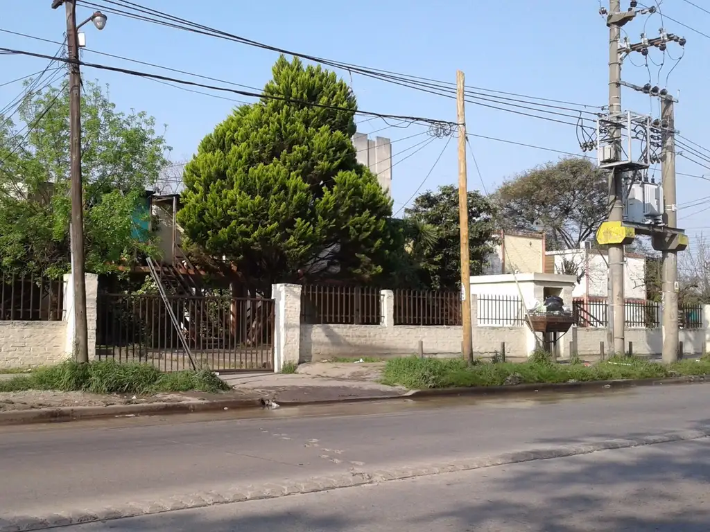 Departamento con entrada de auto en Bo. cerrado