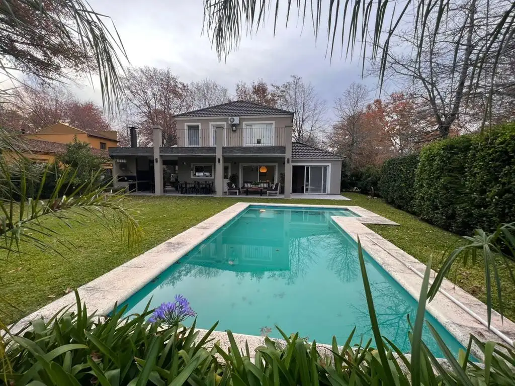 EXCELENTE CASA EN VENTA EN BARRIO VILLA ROSA 4 AMB. CON PILETA!!! - Foto 0