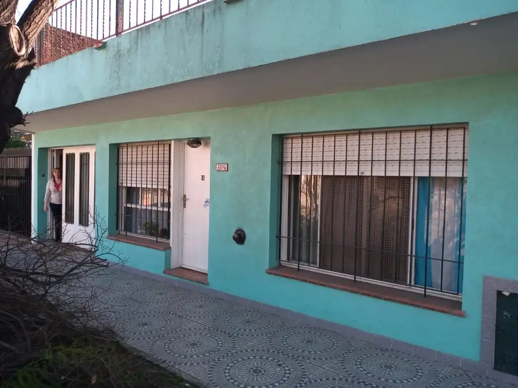 CASA AMERICANA A MTS. DE LA LINEAL-IMPORTANTE SUPERFICIE DE LOTE-MUY BUENA UBICACION-A RECICLAR