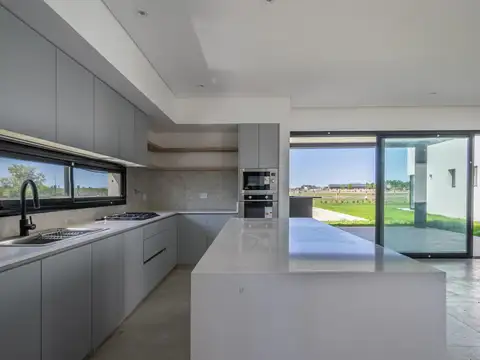 Casa en  San Sebastian con vista al Hípico y pileta con hidromasaje