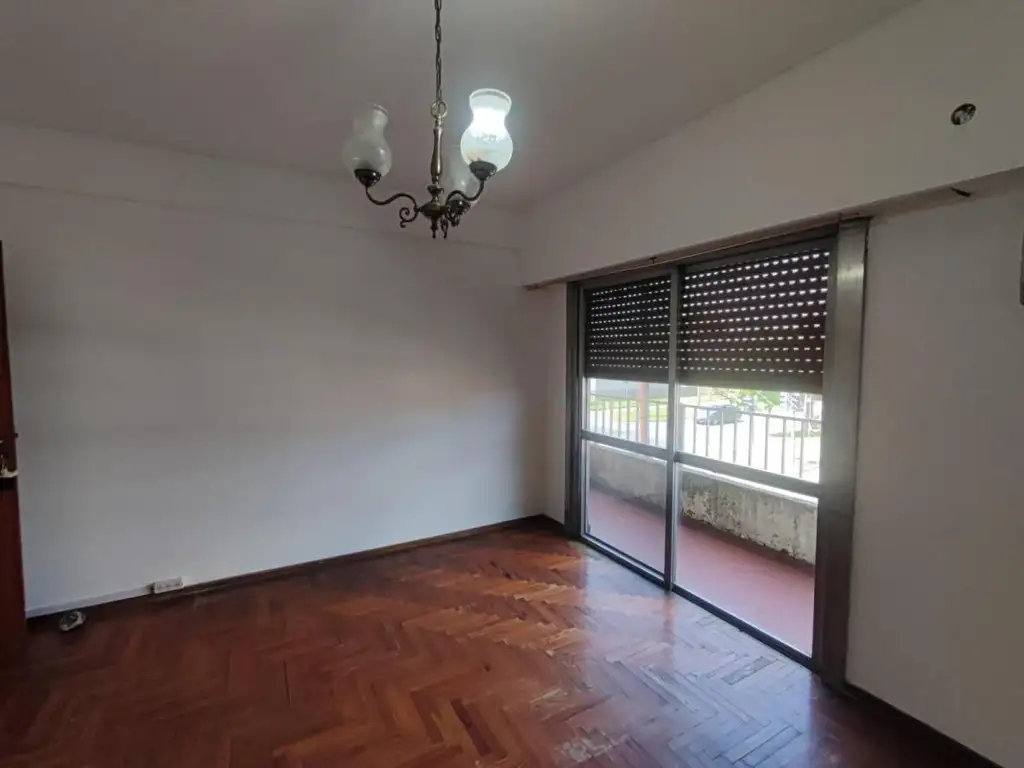 Casa en venta - 2 Dormitorios 1 Baño - Cochera - Local - 250Mts2 - Quilmes Oeste