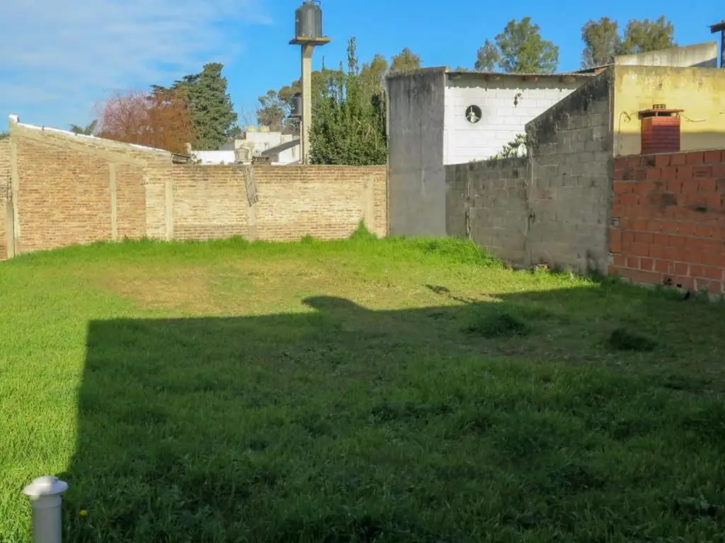 Venta lote de 10 x 30 con propiedad a reciclar, dos dormitor