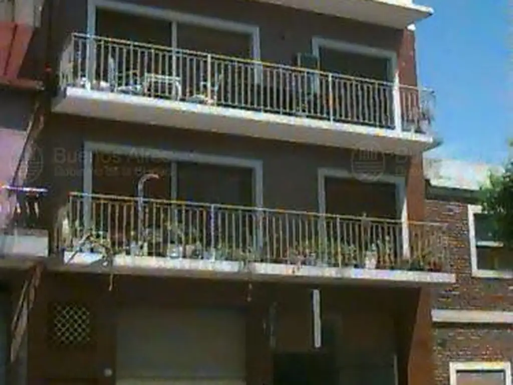 TIPO CASA, PISO DE 4 AMBIENTES, CON PATIO Y BALCON AL FRENTE.