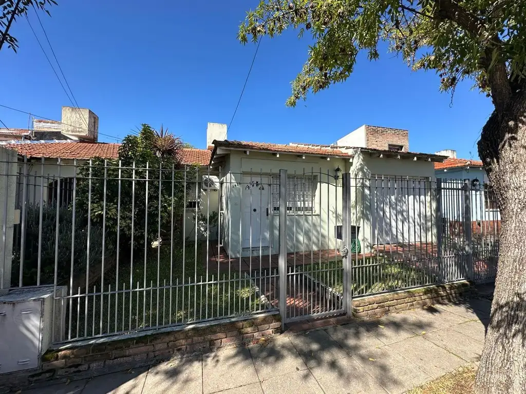 Casa en Barrio Banco Provincia con 3 dormitorios y jardín