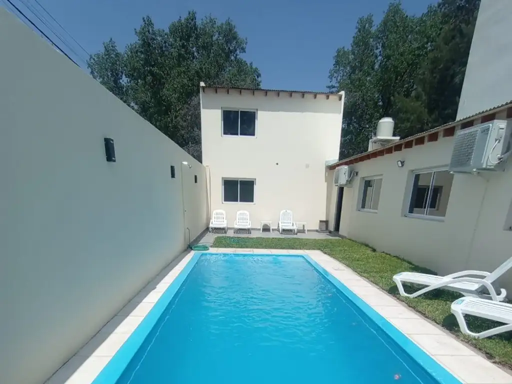 Casa con quincho y piscina!