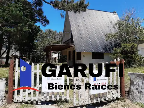 Casa con terreno arbolado a media cuadra del mar