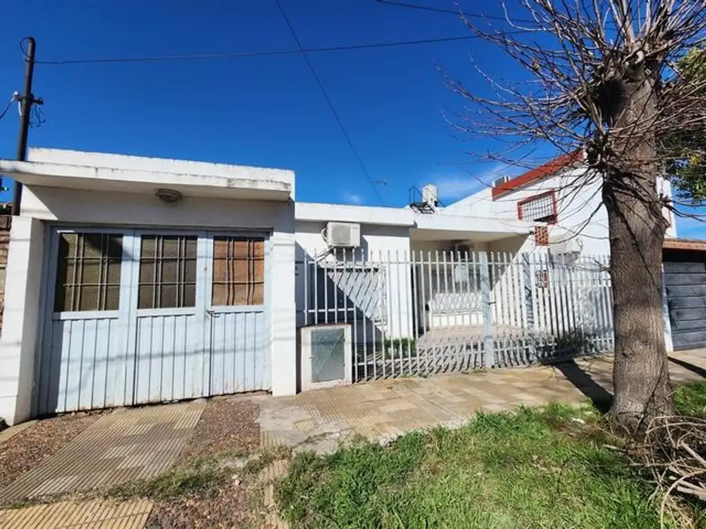 CASA LOTE PROPIO DE 3 AMBIENTES CON COCHERA, PATIO Y JARDIN