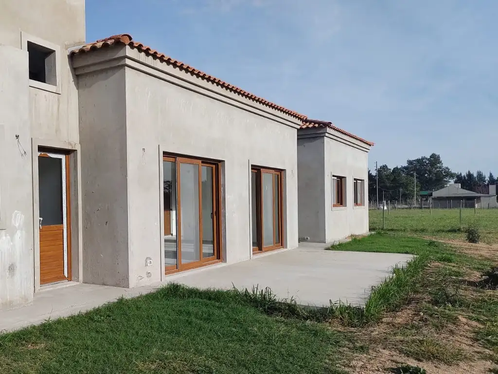 Barrio Del Carmen - Lobos - Casa 3 Amb. a ESTRENAR