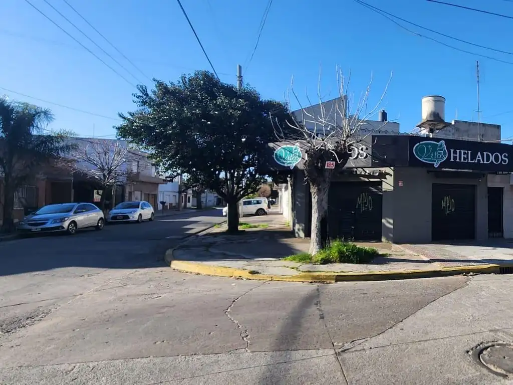 3 Locales Comerciales y 1 Casa de 4 Amb. S/ Lote 192 m² y 144 n² Edificados - San Justo