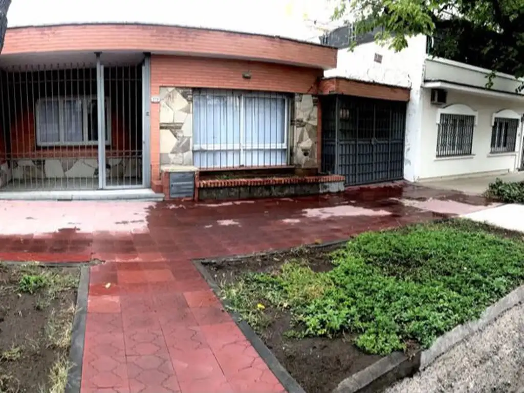 DUEÑO VENDE, casa en ciudad MENDOZA, sexta sección residencial NO PERMUTA NO FINANCIO