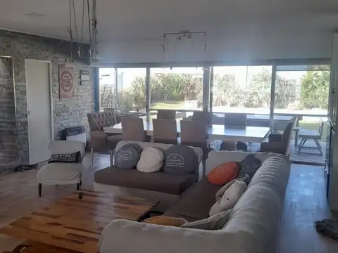 HERMOSA CASA 185M2 CUBIERTOS APROX. SOBRE LOTE DE 600M2