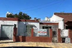 Casa en venta de 4 ambientes con departamento en Berazategui Centro