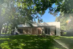 Venta de casa 4 ambientes con fondo libre y piscina en Miralagos - La Plata
