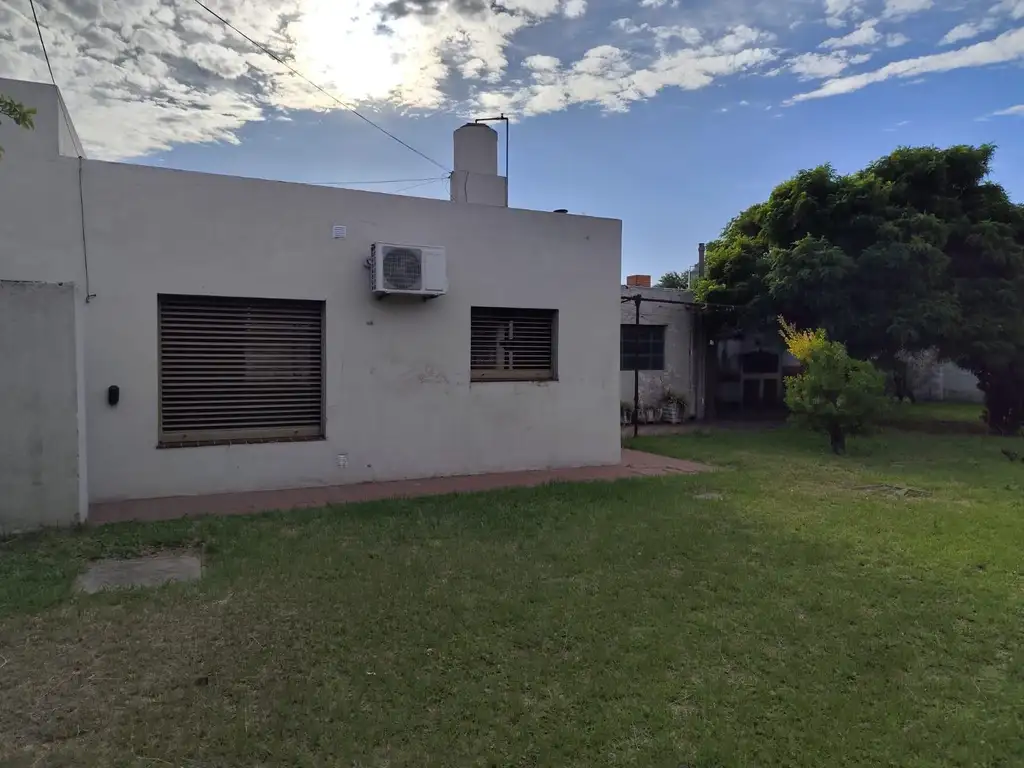 Casa en venta en Junin sobre importante terreno.