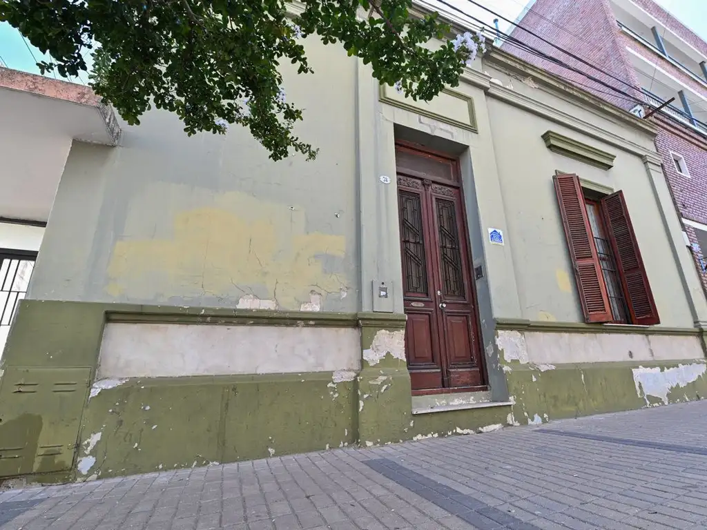 CASA ANTIGUA DE 2 DORMITORIOS EN CALLE BELGRANO