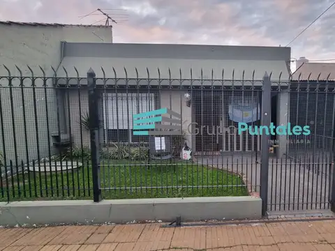 Casa en  con 3 Dormitorios en Temperley sobre calle Esmeralda al 2000, con Escritura