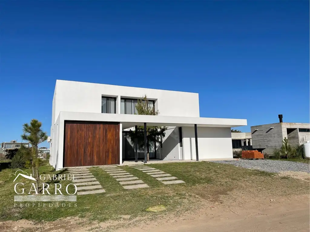 Casa en VENTA frente a la laguna. Barrio privado Costa Esmer