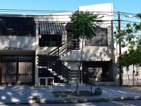 CASA CON COCHERA PASANTE Y GALPÓN EN BARRIO SARGENTO CABRAL