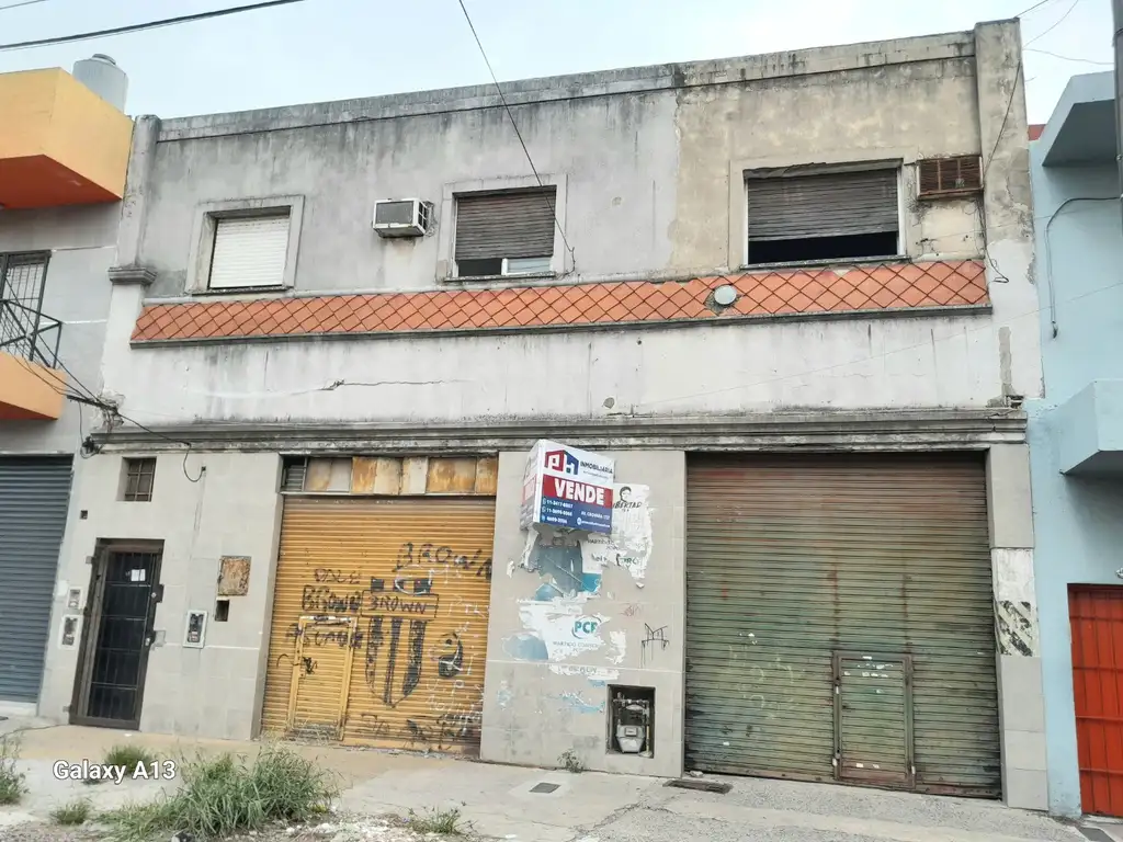 Venta de galpón de 400 m² y vivienda de 3 amb.