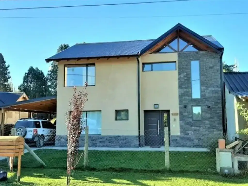 Excepcional casa estilo moderno de 4 dormitorios, en barrio residencial de Junín de los Andes