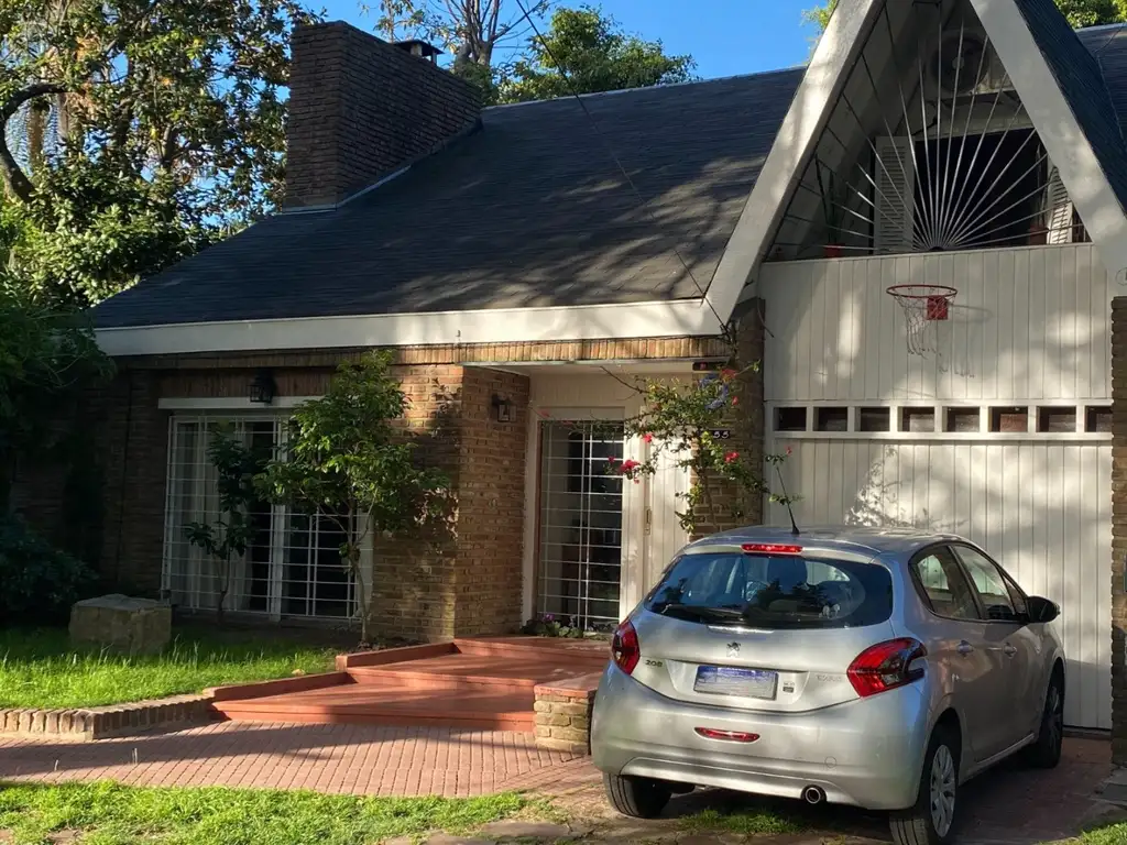 HERMOSA CASA. ZONA RESIDENCIAL, CERCANA A QUINTA PRESIDENCIAL ACTUALMENTE CON RENTA