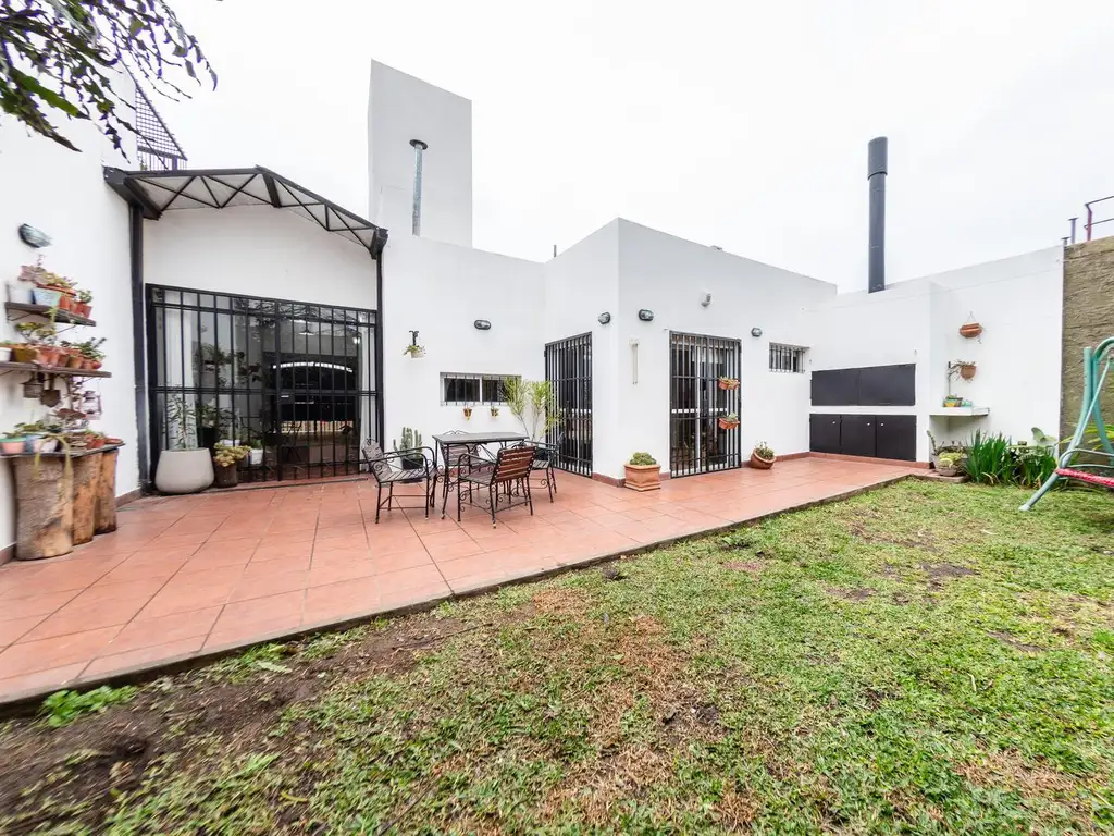 EN VENTA - CASA DOS DORMITORIOS CON COCHERA Y JARDIN - BARRIO LAS HERAS