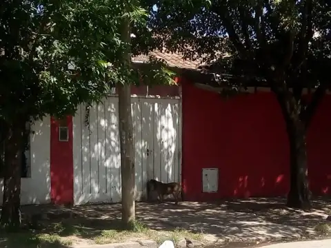 CASA dividida en 4 dptos más 3 dptos en Matheu