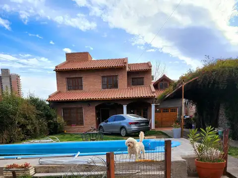 VENTA- CASA CON PILETA EN ZONA COTO NQN