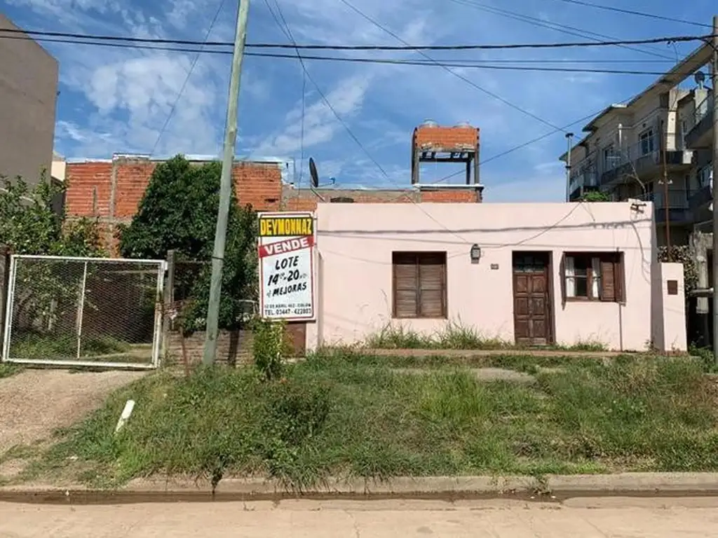 Casa con muy buen lote en zona comercial