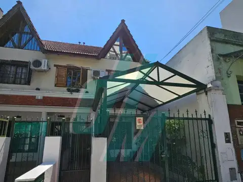 Venta excelente Duplex con patio, cochera y playroom