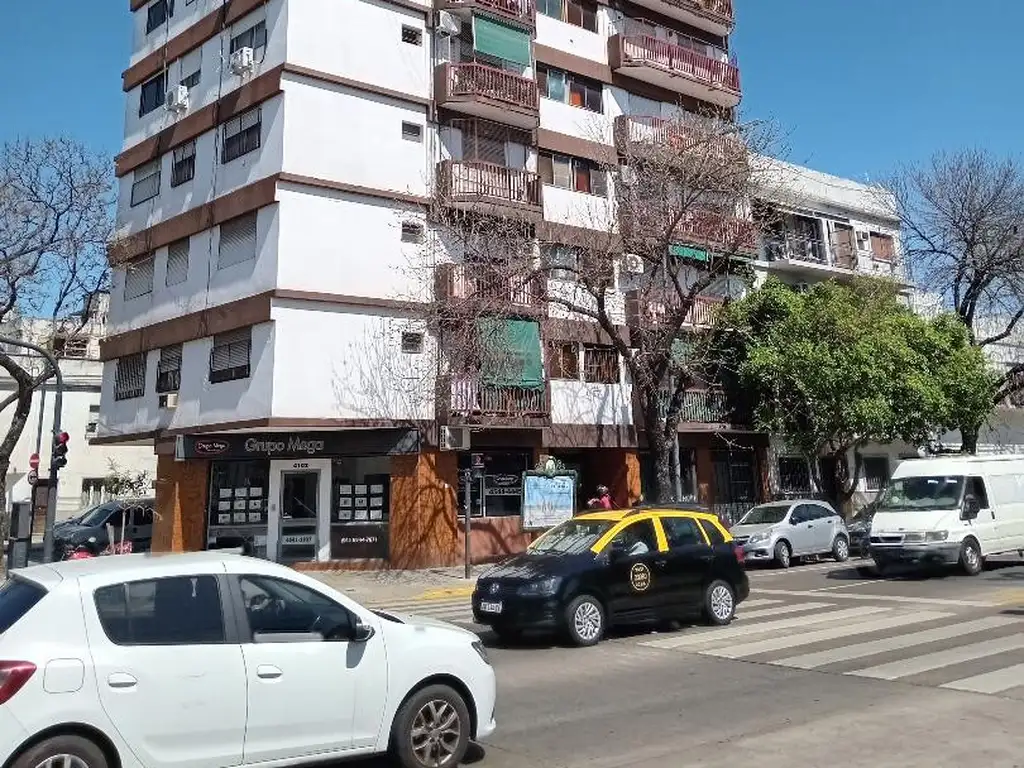 TRES AMBIENTES AL FRENTE BALCON COCINA COMEDOR BAÑO COMPLETO VISTA ABIERTA