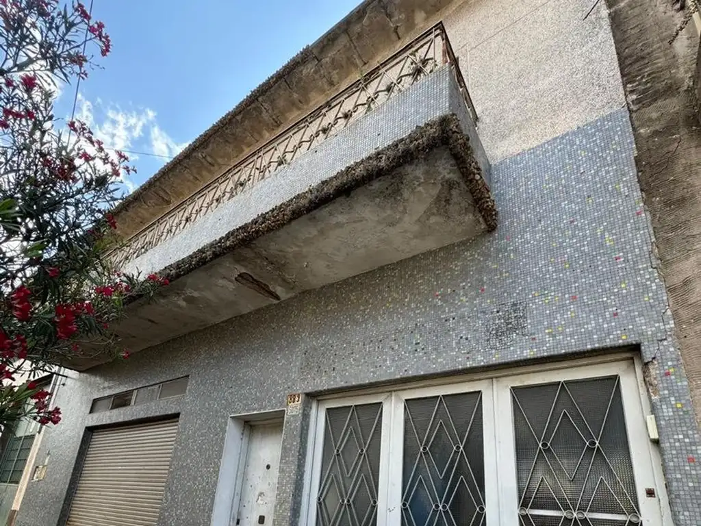 VENTA CASA CON LOCAL, SAN MARTIN, A REFACCIONAR