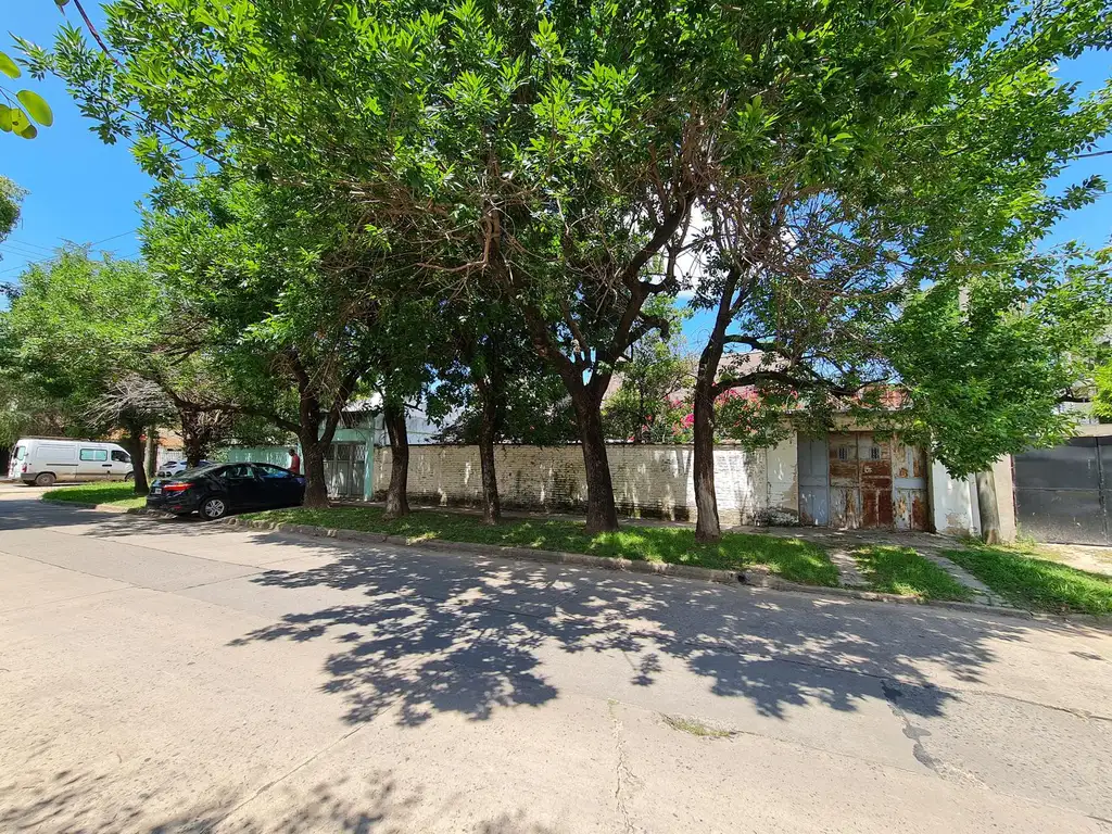 Casa con gran patio y cochera en O. Principe y Tacuari, a una cuadra de Av. Gral. Paz