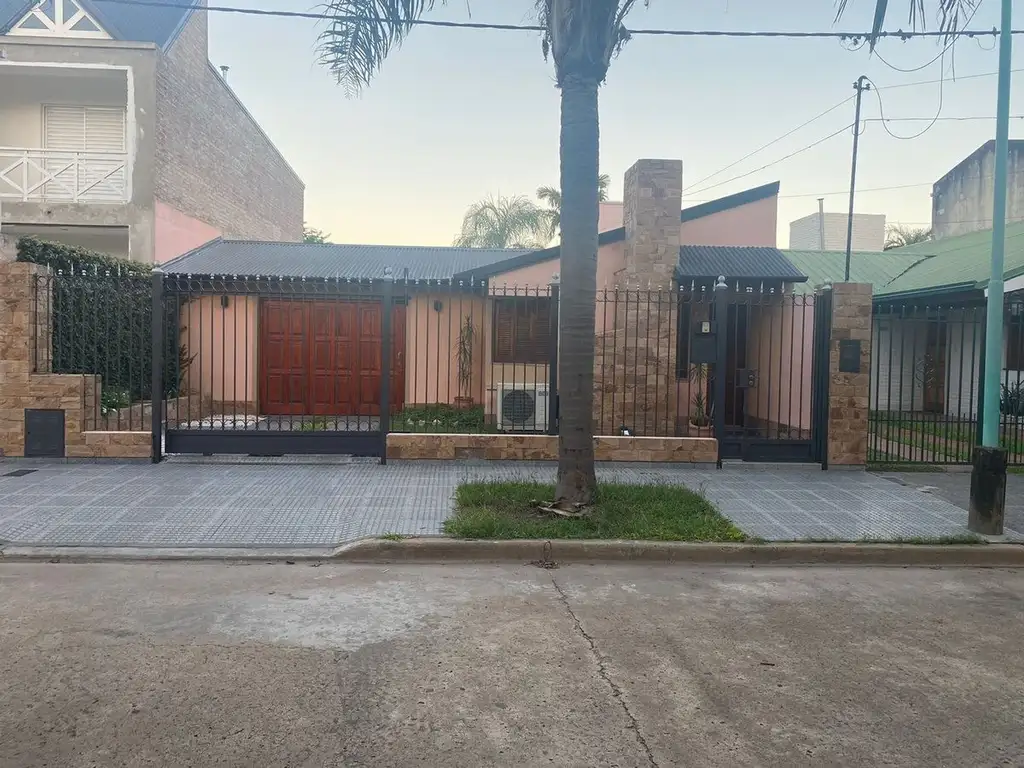 CASA EN VENTA EN SANTO TOME CON PATIO Y PILETA