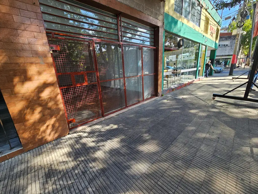 Local con baño privado Entre Ríos 3414 en venta