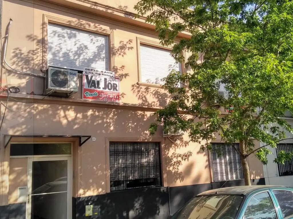 Departamento en venta 4 ambientes al frente con parque/jardin propio  y Terraza