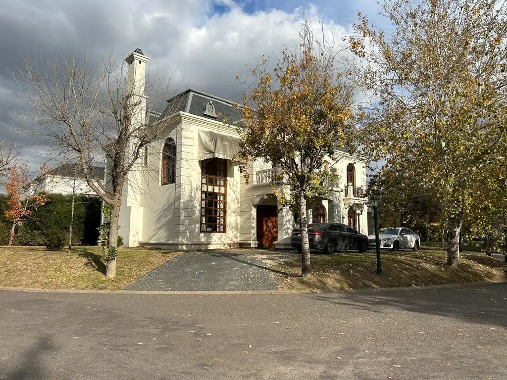 Casa en  Septiembre, Escobar    Lote Aledaño. Total 800m2