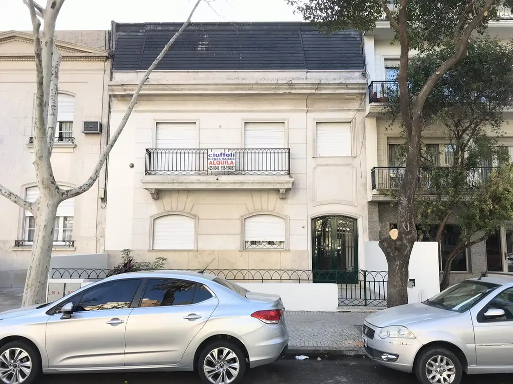 Casa planta alta sobre Bv. Oroño. Terraza exclusiva. No apto comercial