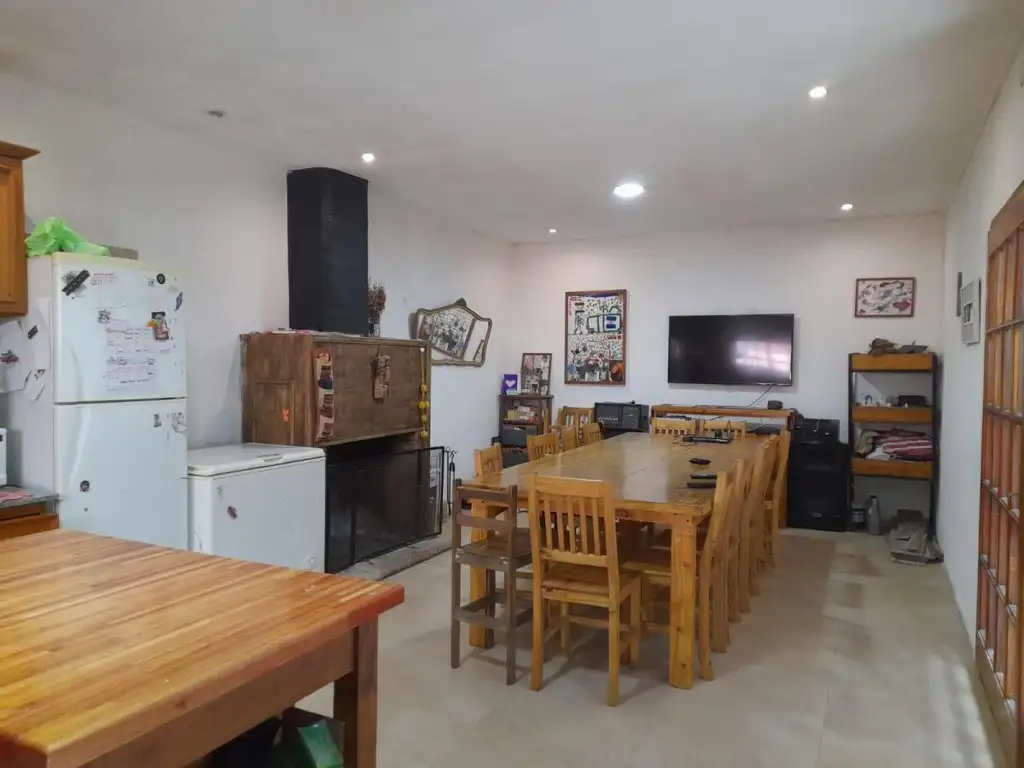 Casa en venta - 3 Dormitorios 2 Baños - 227Mts2 - Lanús